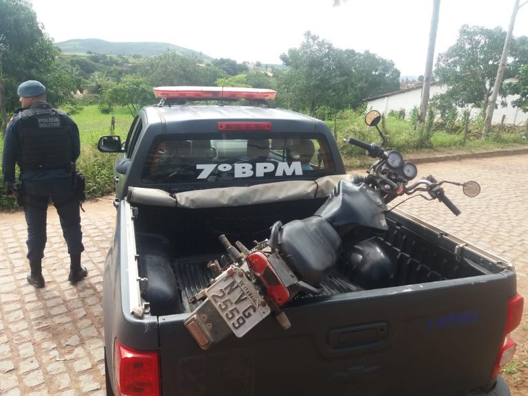 Policiais Militares do 7º Batalhão flagraram um cidadão conduzindo uma moto provavelmente roubada