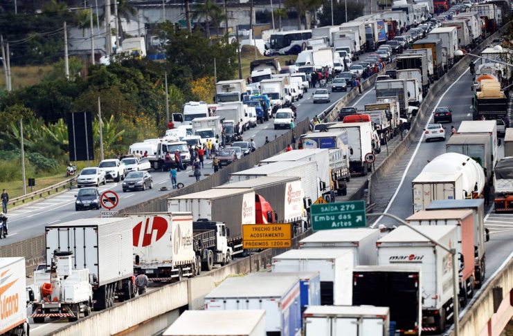 Truckers attend a protest against high diesel fuel prices at BR-116 Regis Bittencourt highway in Sao Paulo, Brazil May 25, 2018. REUTERS/Leonardo Benassatto