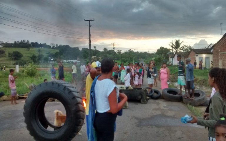 Moradores de Laranjeiras realizam protesto em cobrança de melhorias estruturais