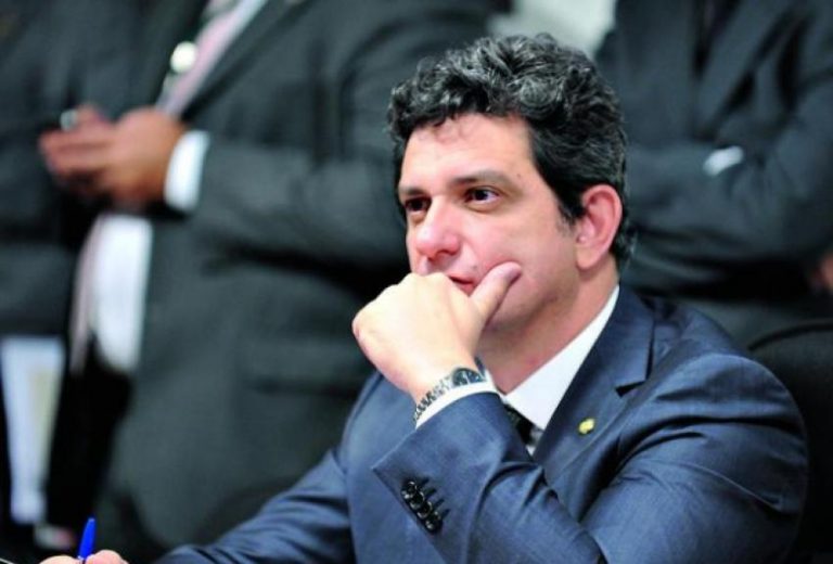 No STJ, relator vota contra Rogério Carvalho