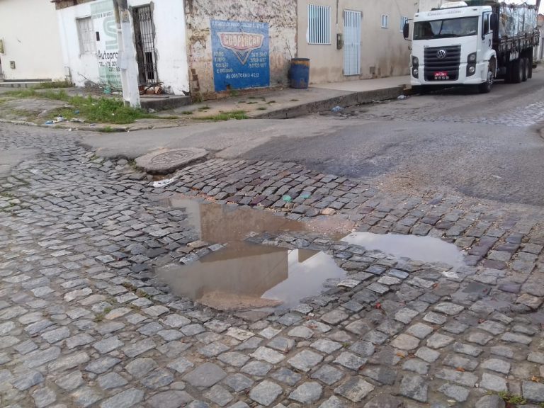 Caos na rua Elvira de Oliveira no Conjunto Laudelino Freire