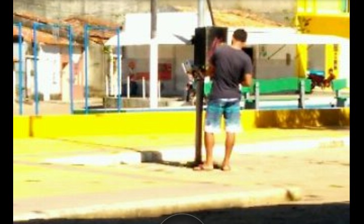 Homem é flagrado furtando poste de energia no Povoado Brasília