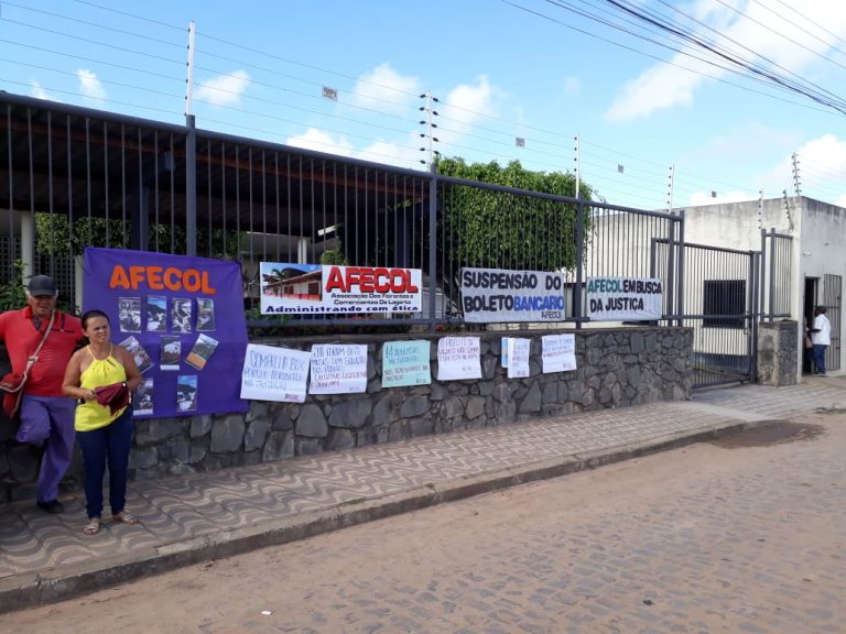 Protesto dos feirantes na frente do fórum de Lagarto