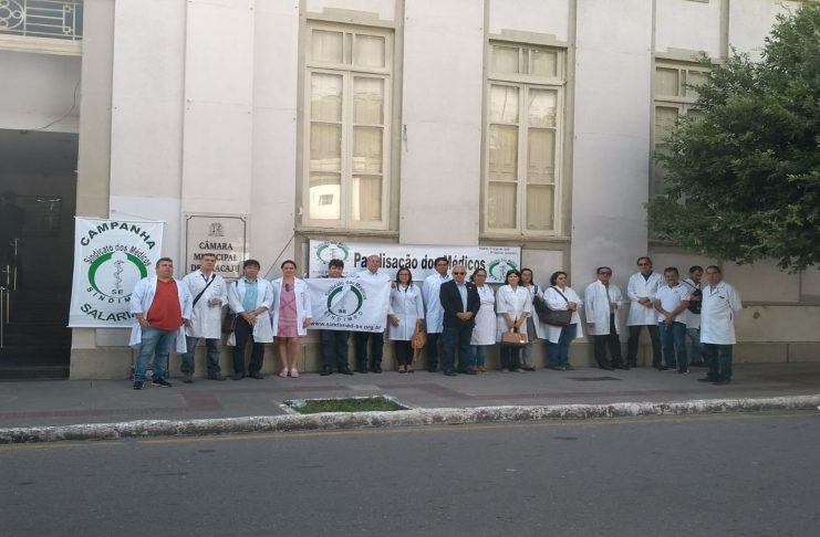 medicos-de-aracaju-fazem-ato-em-frente-a-camara-de-vereadores