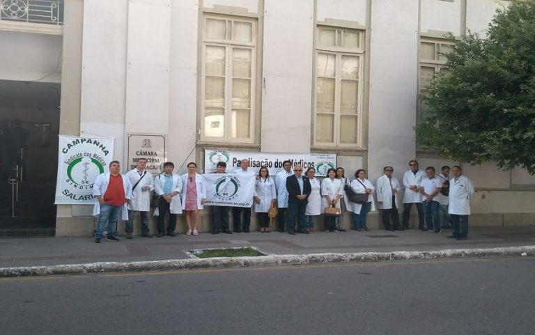 Médicos de Aracaju fazem ato em frente à câmara de Vereadores