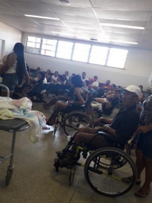 Idosos enfermos esperam filas em Hospital Universitário de Lagarto