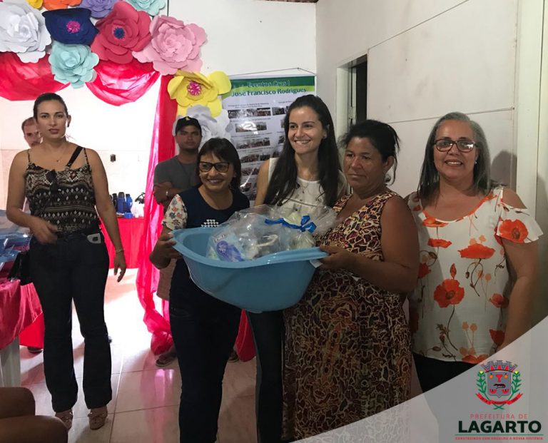 Gestantes atendidas no CRAS I recebem kits para bebês em Lagarto