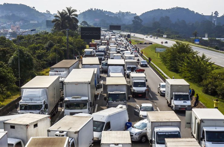 Brazilian truck drivers block the Imigrantes road, 23 kilometres from Sao Paulo, during the fourth day of strike to protest rising fuel costs in Brazil, on May 24, 2018.  / AFP PHOTO / Miguel SCHINCARIOL