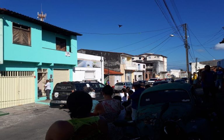 Homem é assassinado a tiros dentro de casa em Aracaju