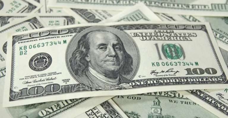 Com alta do dólar, gasto de brasileiros no exterior recua 30% em setembro.