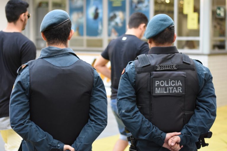 Homem é detido pela PM durante dia de votação.