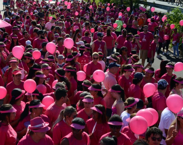 Caminhada apoia homens e mulheres que lutam contra o câncer de mama