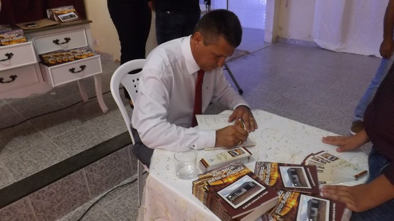 Lagartense realiza evento e divulga seu livro