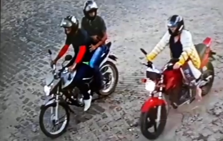 Dois homens em uma moto são flagrados por câmera de vigilância roubando a moto de uma mulher