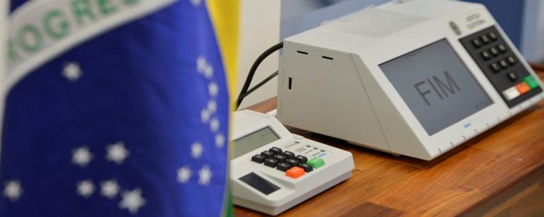 Bolsonaro tem reunião com embaixadores sobre segurança das urnas