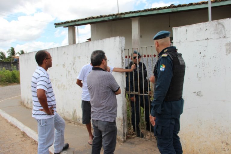 O secretário de segurança publica visita posto da PM no povoado Brasília, em Lagarto, e determina reativação.