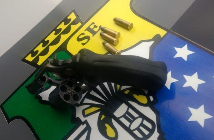 arma-apreendida-pela-policia-duranta-a-acao