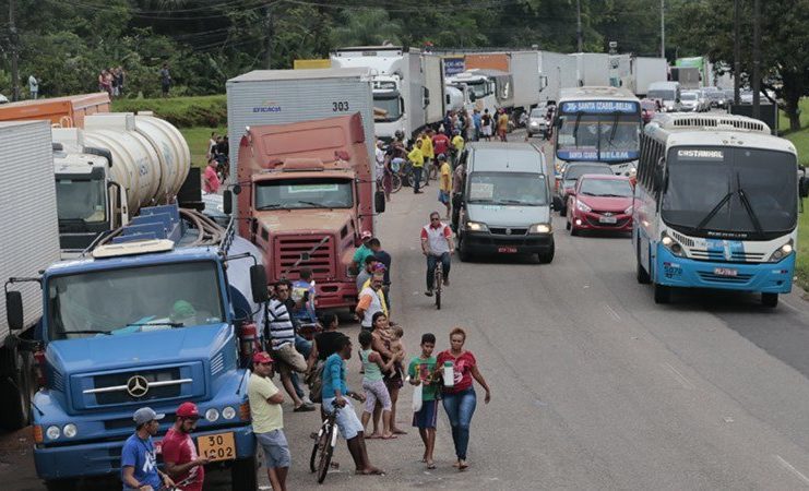 caminhoes.parados.na_.pista_