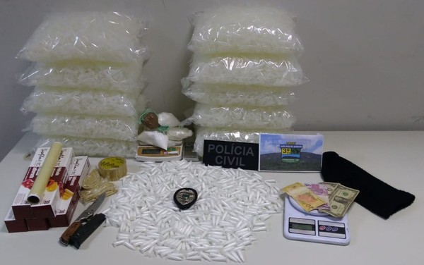 Polícia apreende suspeito com mais de 500 pinos com cocaína e 900g da droga em pó e pasta base