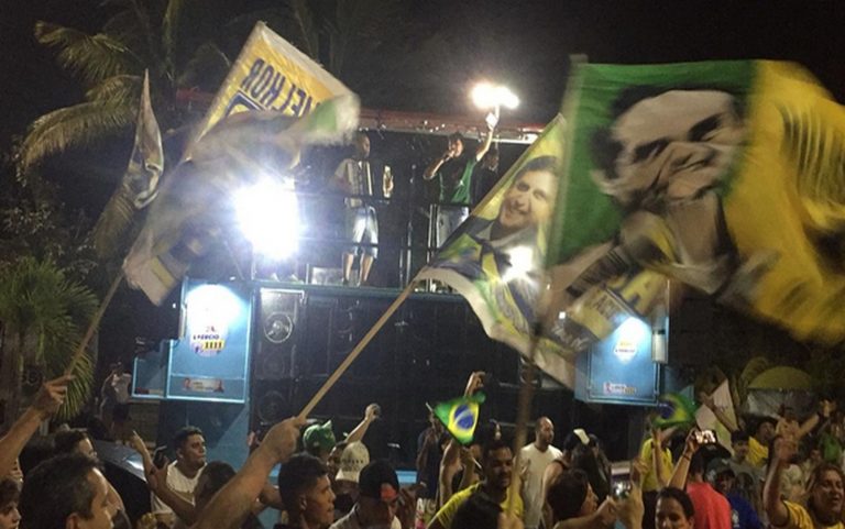 Eleitores de Jair Bolsonaro em Aracaju comemoram vitória do candidato.
