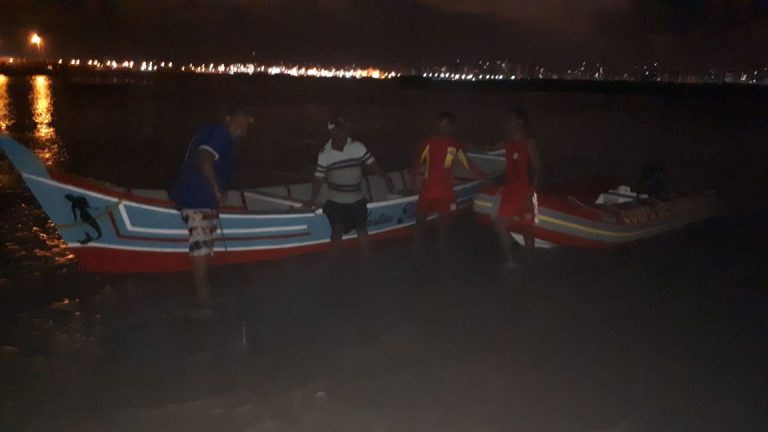 Pescadores são resgatados após ficarem à deriva no Rio Sergipe.