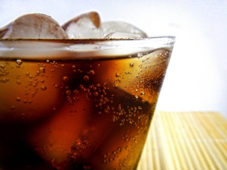 2 em cada 3 adolescentes dizem consumir bebidas açucaradas no Brasil