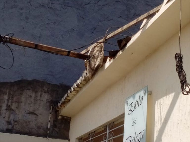 Vento forte arranca toldo de loja e destrói telhado de casa em Lagarto.