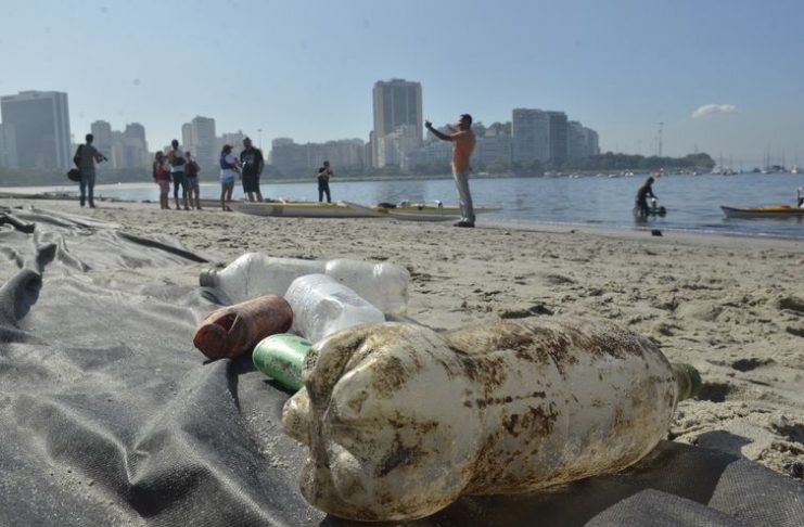 Atletas e ambientalistas protestam na praia de Botafogo contra poluição da Baía de Guanabara, local das provas de vela nos Jogos Olímpicos de 2016 (Fernando Frazão/Agência Brasil)