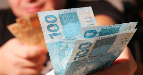 Governo do Estado pagará R$ 100 para famílias que estão na extrema pobreza