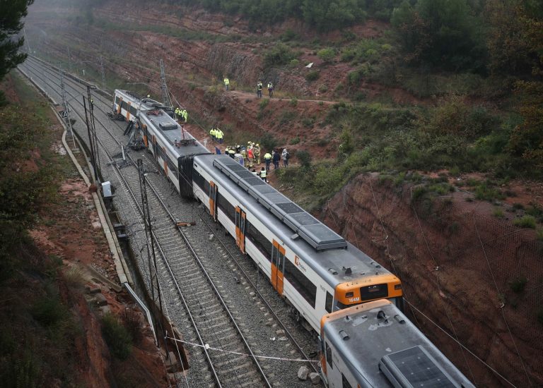 Trem descarrila perto de Barcelona e deixa 1 morto e 49 feridos.
