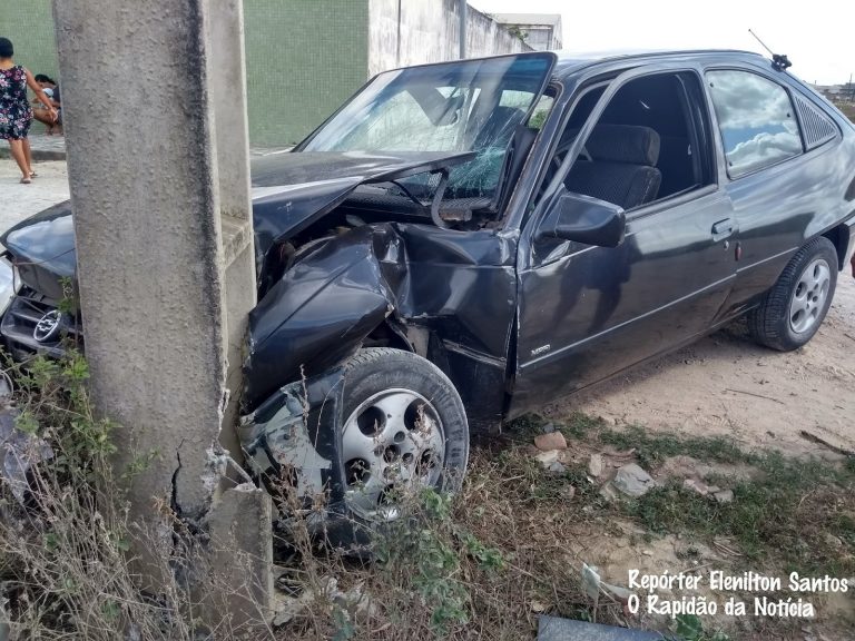 Motorista perde o controle,e bate carro em poste em Tobias Barreto.