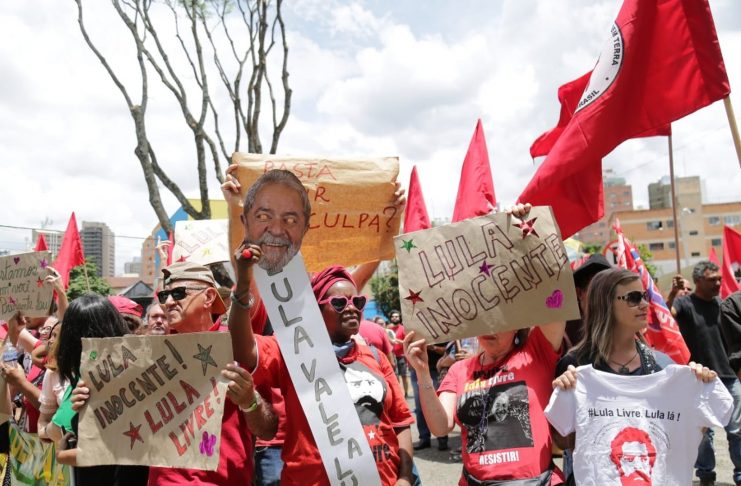 apoiadores-do-lula-estao-no-entorno-do-predio-da-justica-federal-em-curitiba-