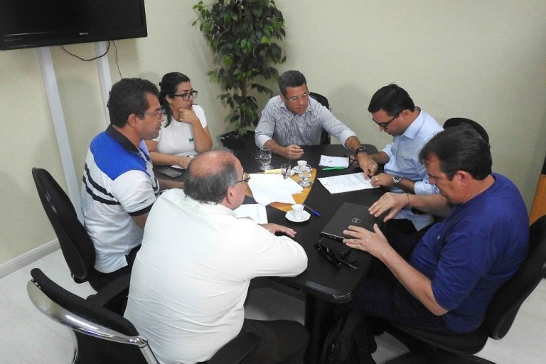 Governo e Sintese dialogam sobre contratação temporária de servidores da Educação.