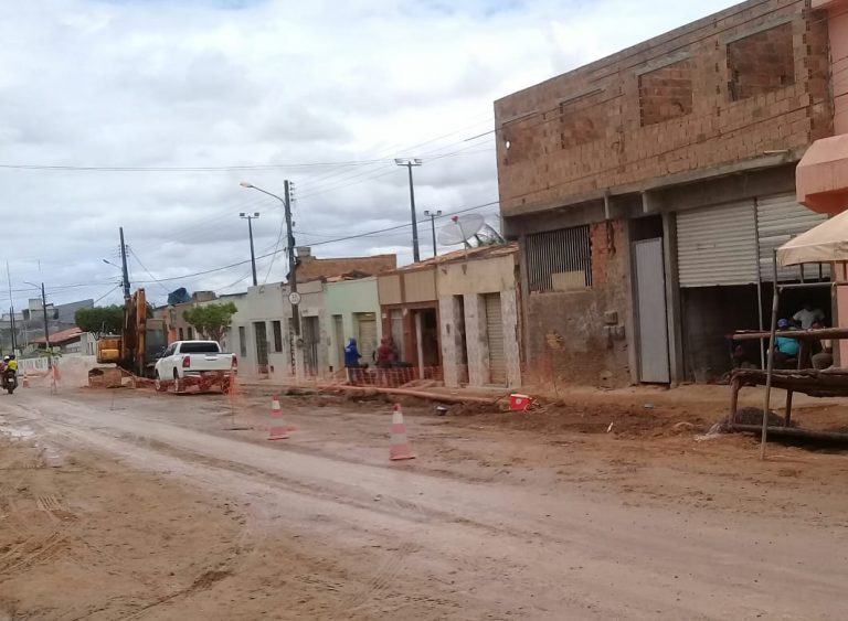 Comerciante usa carro para reivindicar pavimentação em obras da MRM na Avenida Augusto Franco