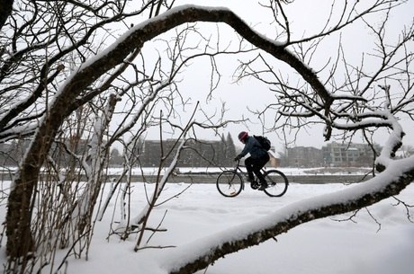 Nevasca cancela mais de 1.200 voos no Meio-Oeste dos EUA.