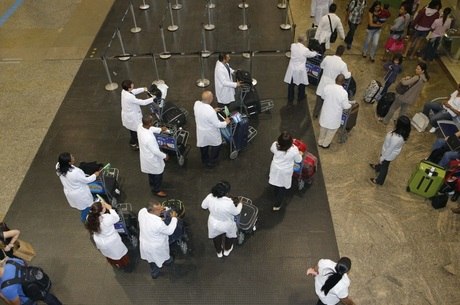 Mais de mil médicos cubanos já deixaram o Brasil, informa OPAS.