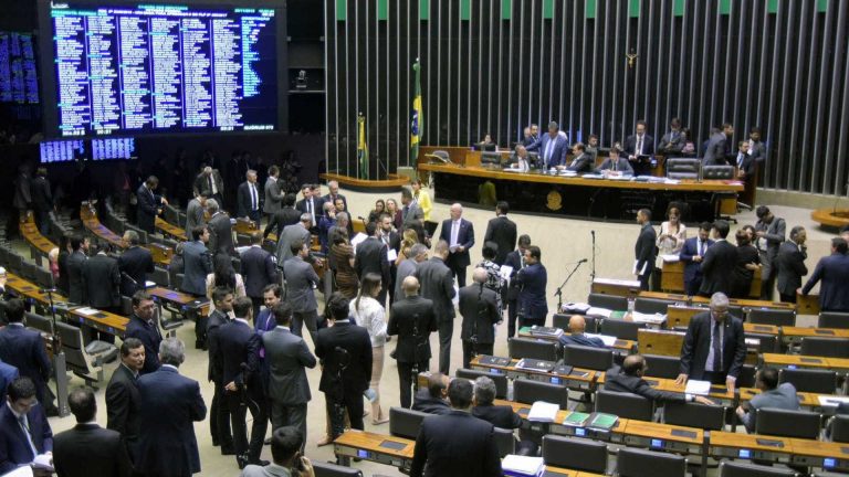 Após STF, Congresso prevê aumento de salário para deputados e senadores.
