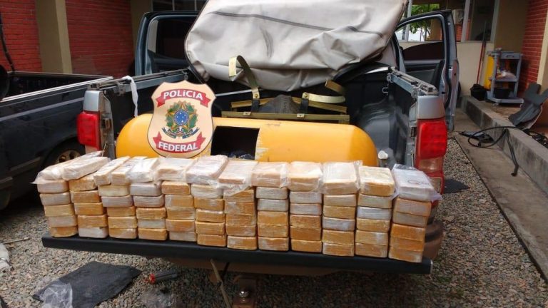 Operação da PF prende duas pessoas suspeitas de tráfico de drogas, associação para o tráfico, uso de documento falso e lavagem de dinheiro.