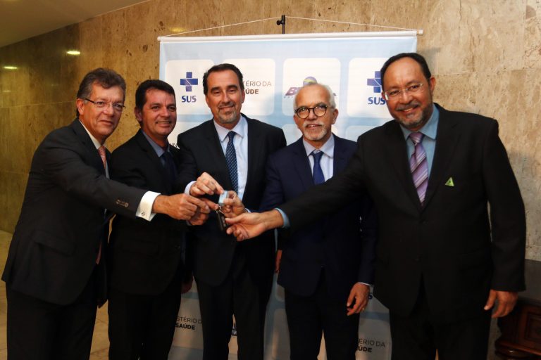 Laércio consegue 12 caminhonetes para reforçar combate ao Aedes aegypti