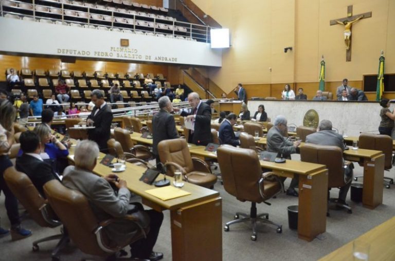“O Governo quer novamente dar aumento de impostos como presente de fim de ano”