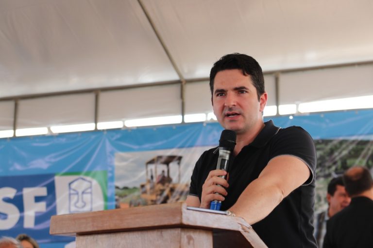 Gustinho traz maquinário de 55 milhões para Sergipe