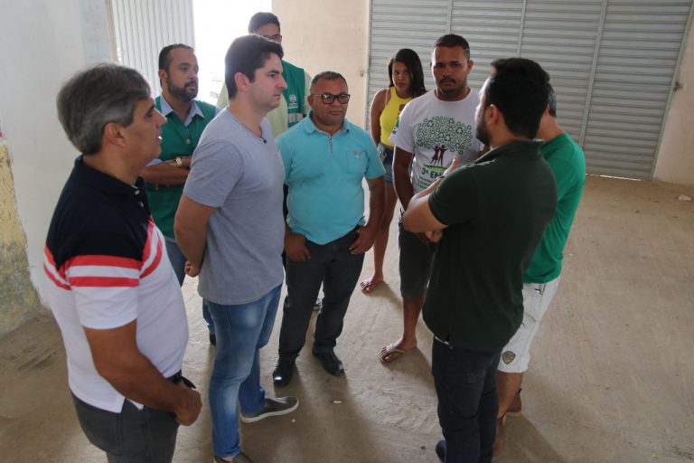 Gustinho Ribeiro visita cooperativa de Lagarto