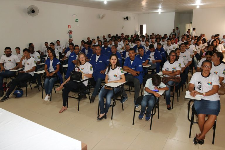 Mais de 160 jovens recebem certificados de qualificação profissional