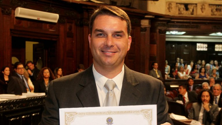 Filho de Bolsonaro diz que não está decidido se Direitos Humanos seguirá como ministério