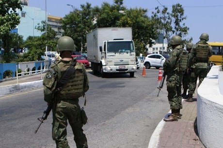 Ação no RJ com 260 militares faz varredura em prisão para policiais