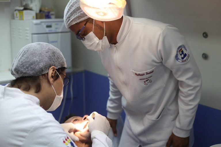 Praça Silvio Romero recebe último dia de campanha sobre câncer bucal