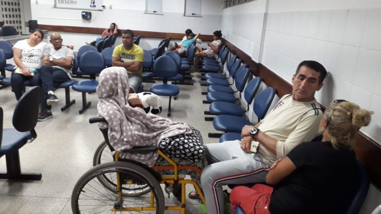 Pacientes cobram atendimento no HUL