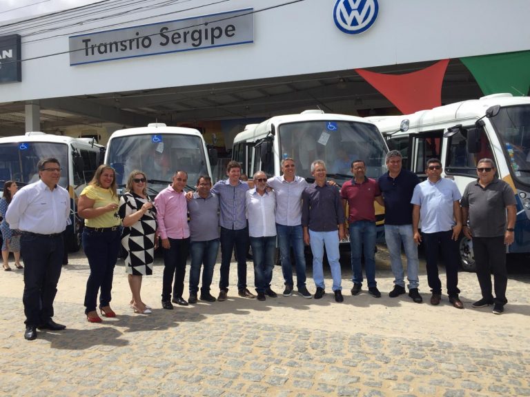 Fábio Reis entrega micro ônibus a diversos municípios sergipanos