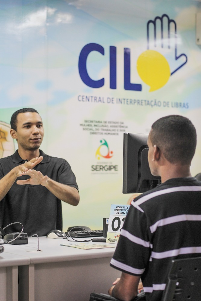 Central de Libras facilita comunicação e acesso a serviços de pessoas surdas