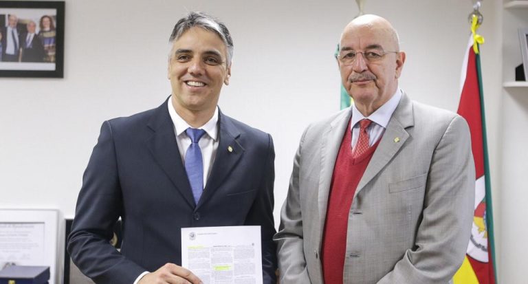 Com recursos liberados por Fábio Reis, municípios são contemplados com micro-ônibus